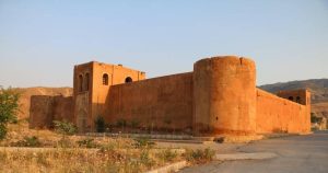 دره شهر است و قلعه میرغلام هاشمی